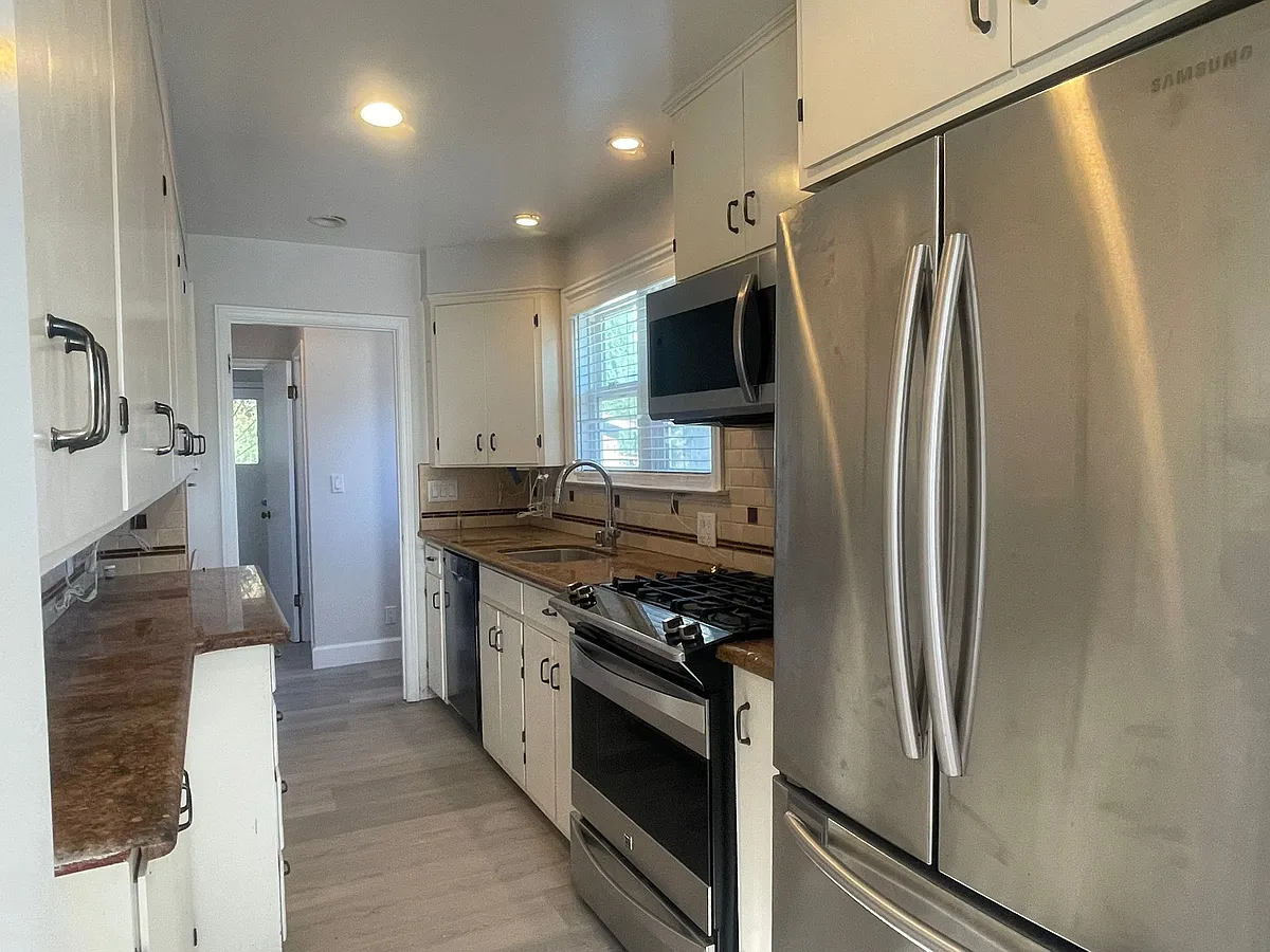 Building Photo - 392 Menker Ave #1