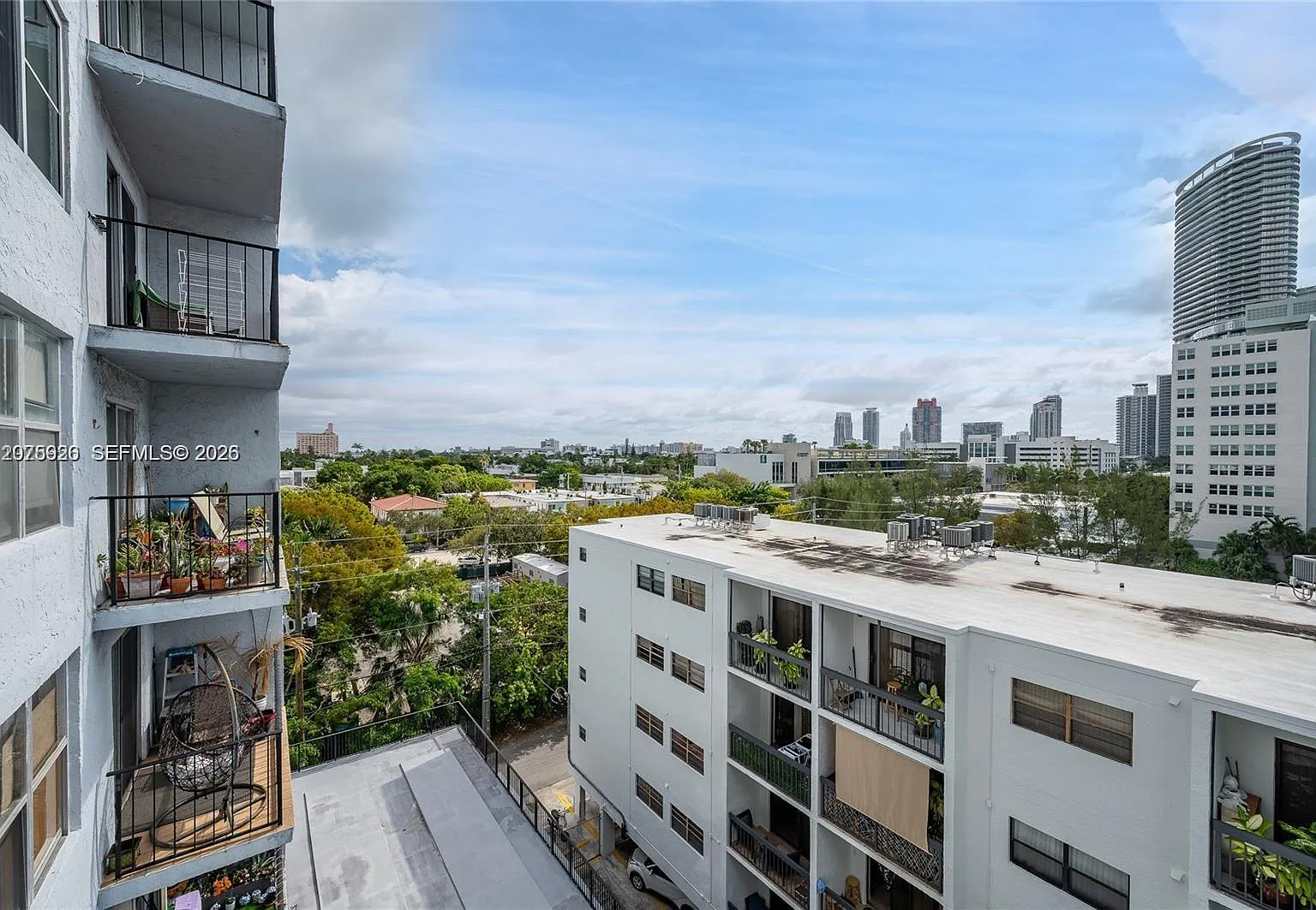 Baycourt Towers Condo — Photo 1