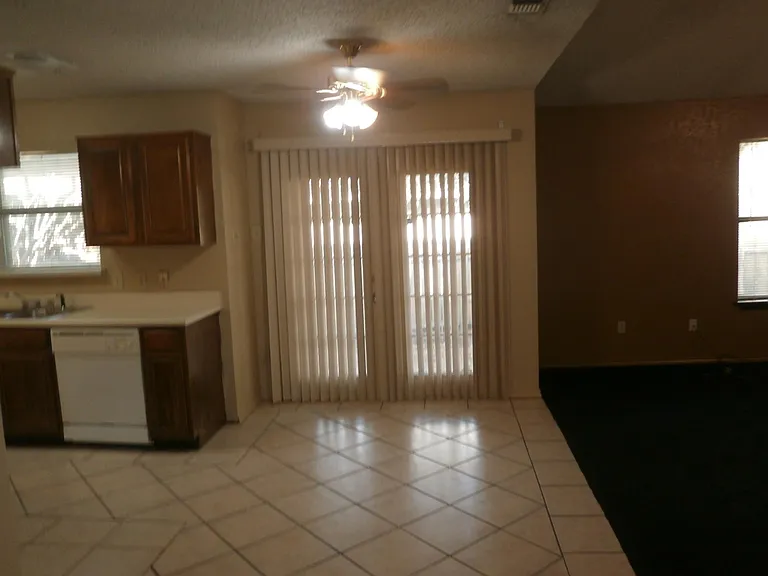 313 Bryant Ln — Photo 2