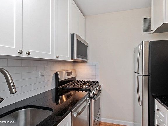 4th image of 2025 Broadway APT 22K