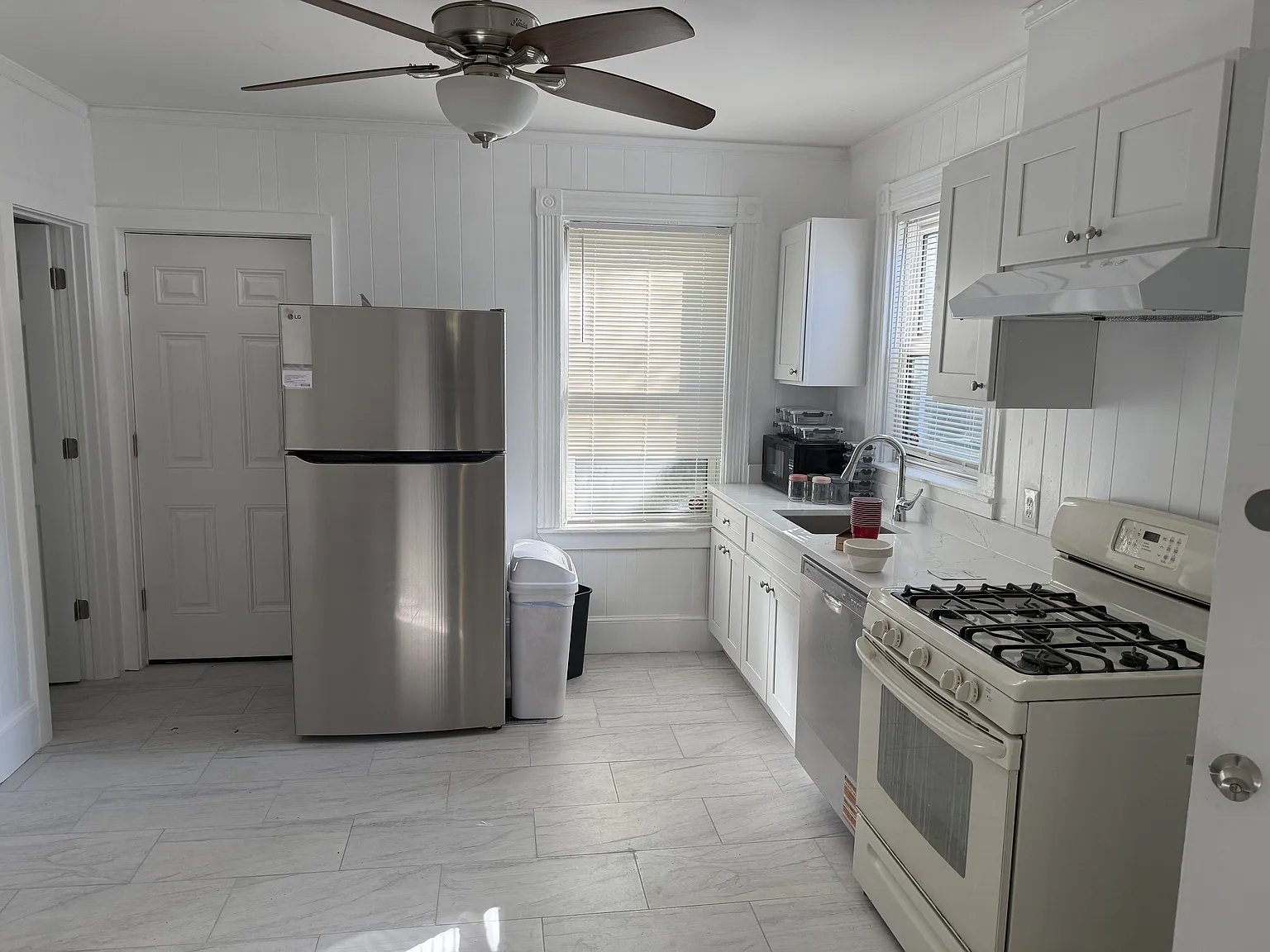 7 bed, 2400 sqft, $1,400 — Photo 3