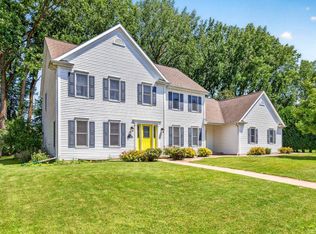 2415 Maple Grove Dr, Neenah, WI 54956
