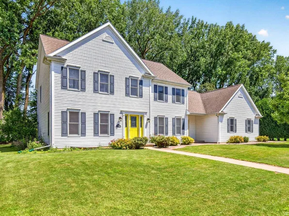 2415 Maple Grove Dr, Neenah, WI 54956