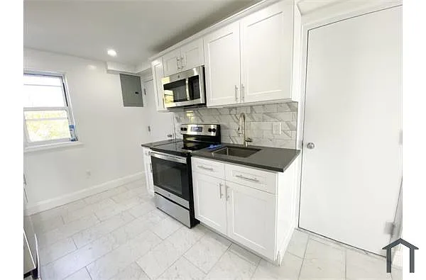 Building Photo - 34 E Silver St #3