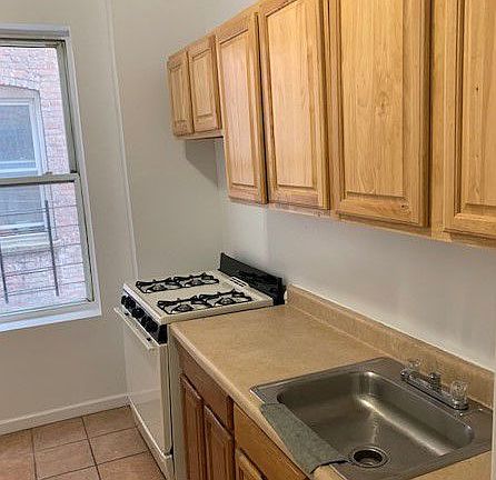 4th image of 325 E 206th St APT 28