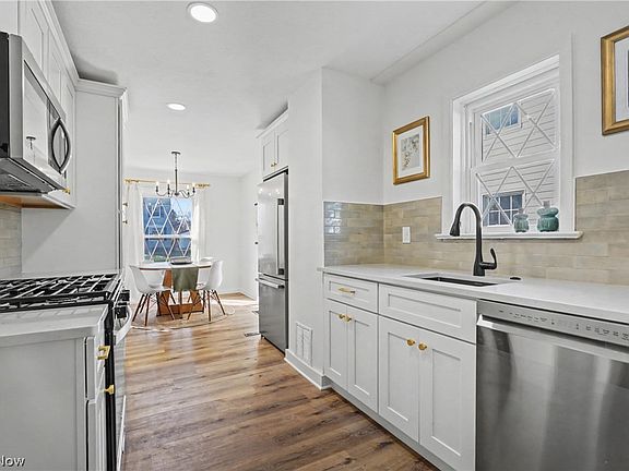 4th image of 229 Hayes Ave