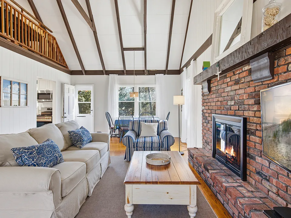 3 Foster Ave