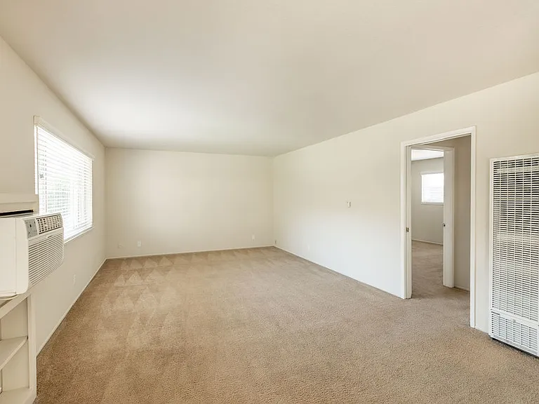 Golden Oaks Apartment — Photo 16
