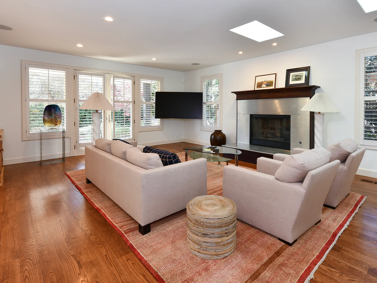 3 bed, 2.5 bath, 2043 sqft, $7,400 — Photo 4
