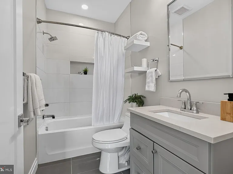 1102 Staples St NE #301 — Photo 15