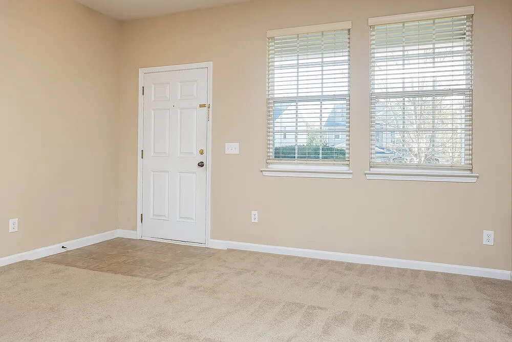 3 bed, 2.0 bath, 2578 sqft, $2,370 — Photo 4