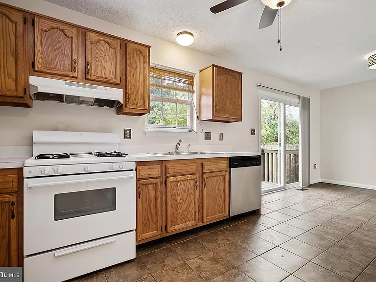 612 Emily Ln — Photo 6
