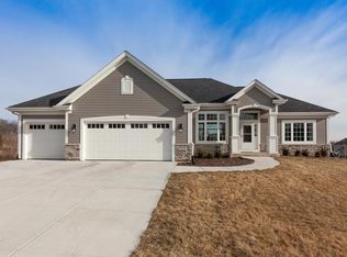 684 Brockway Dr, Mukwonago, WI 53149