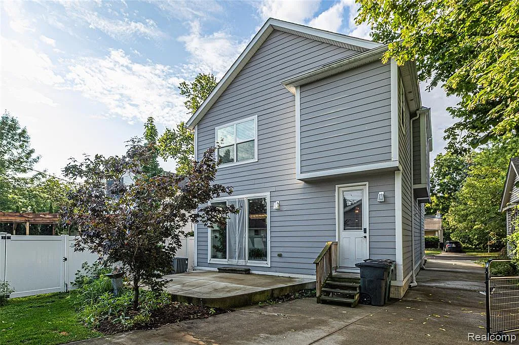 3 bed, 2.5 bath, 2331 sqft, $6,000 — Photo 2