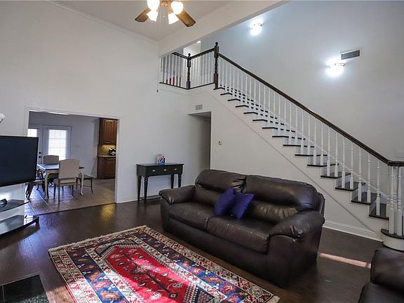 3rd image of 906 Lakeway Dr