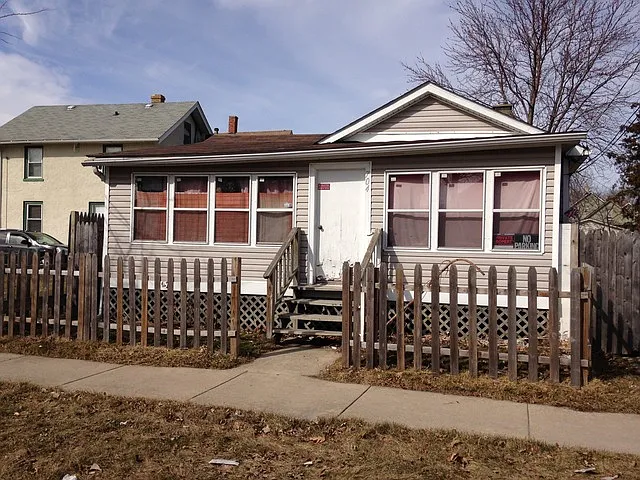 704 Spring St photo 1