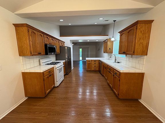 4th image of 821 Woodland Ave