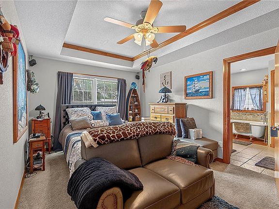 5th image of 326 Summer St