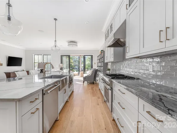 1162 S Kings Dr, Charlotte, NC 28207