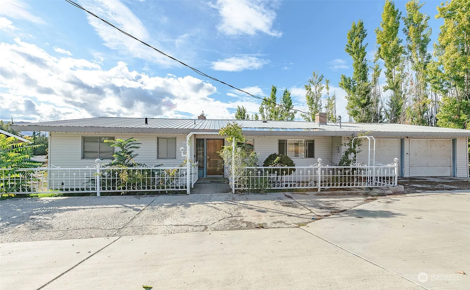 444 Eastmont Avenue photo 1