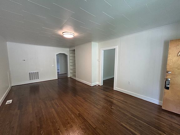 3rd image of 142 Chestnut St