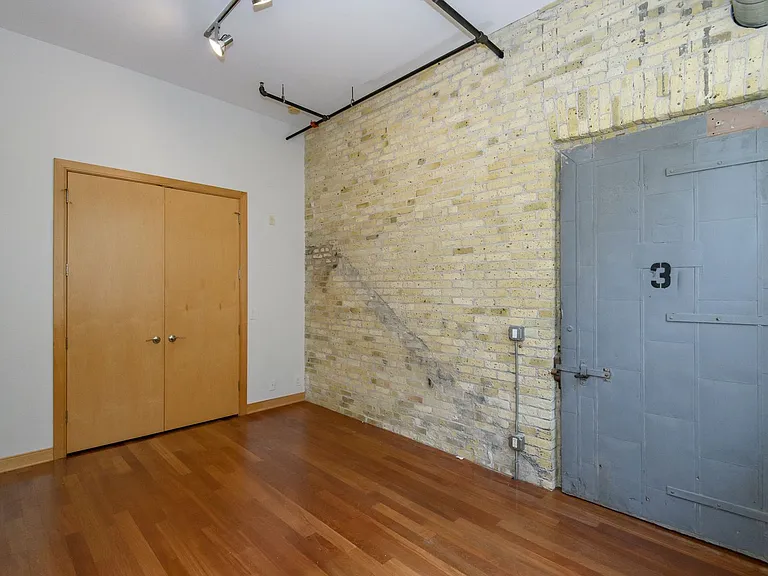 239 E Chicago St #307 — Photo 17
