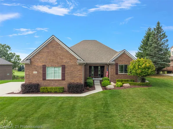 584 Overlook Dr, Oxford, MI 48371