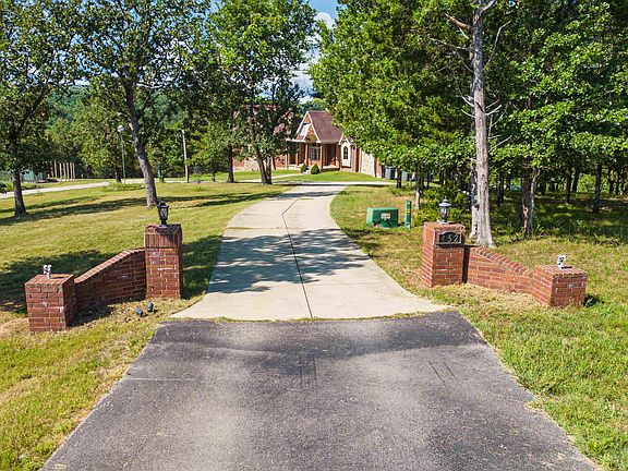 3rd image of 452 Livingston Ln