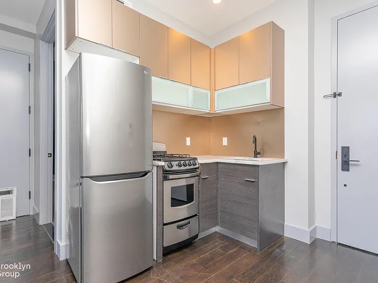 56 Box St #2A — Photo 4