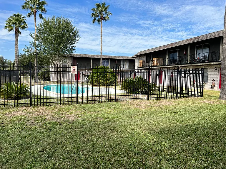 206 N Montevideo Ave — Photo 3