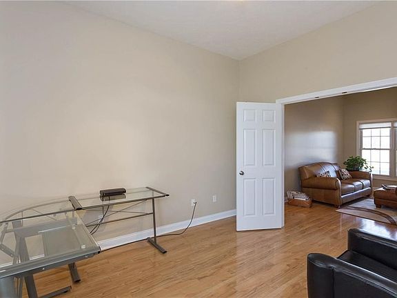 5th image of 249 Woodland Pl