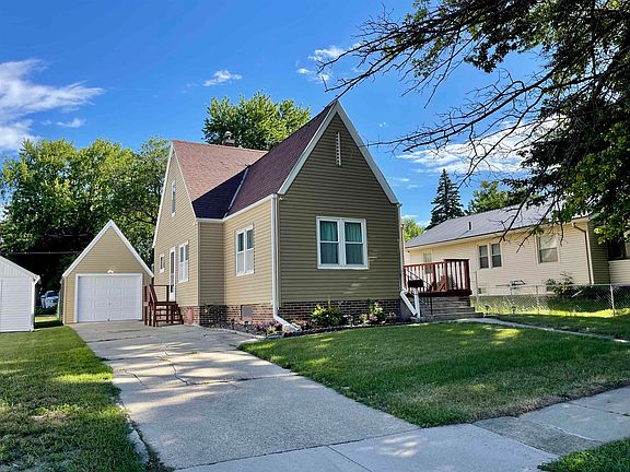 2nd image of 815 Iowa St