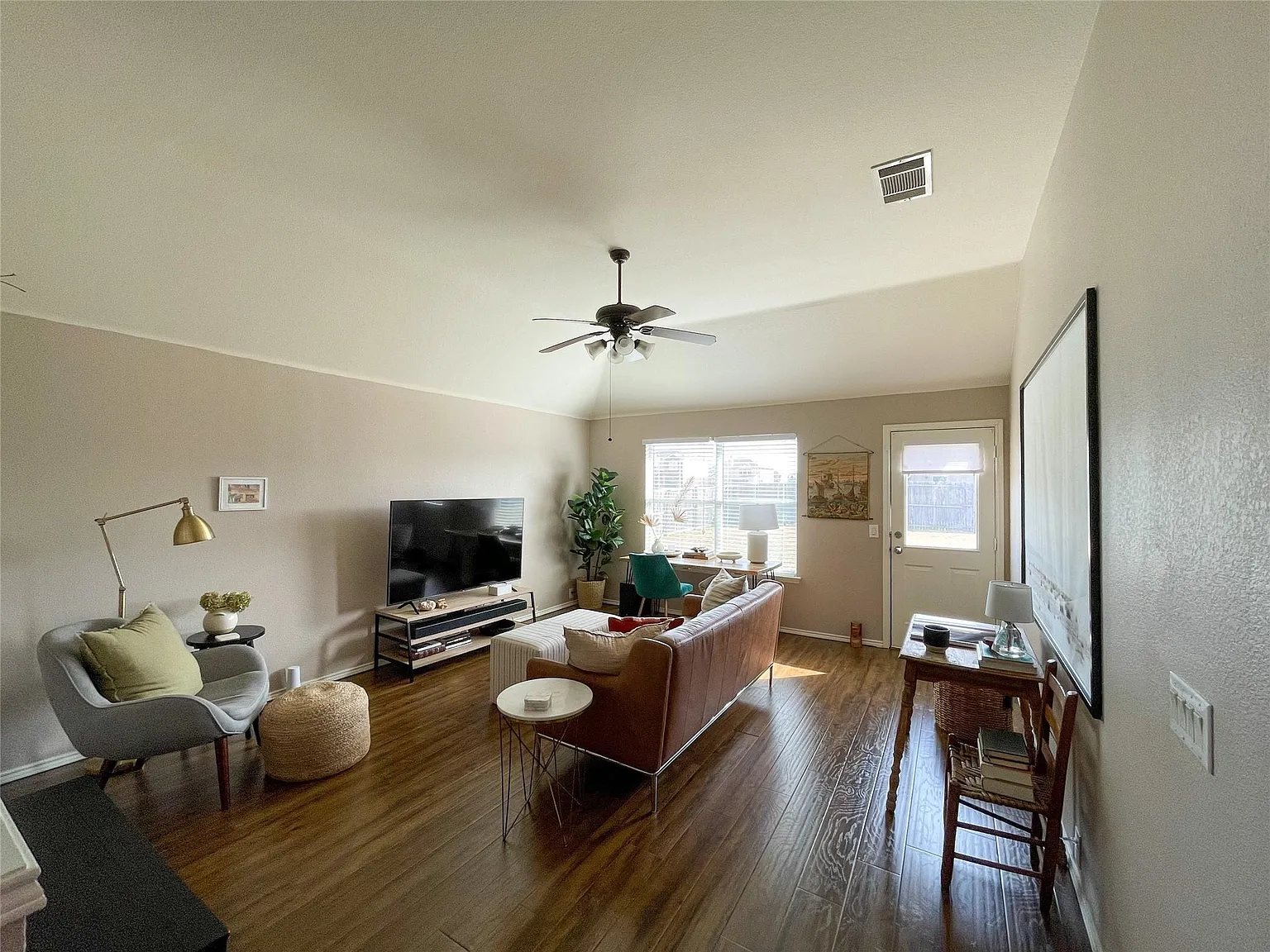 3 bed, 1881 sqft, $2,095 — Photo 4
