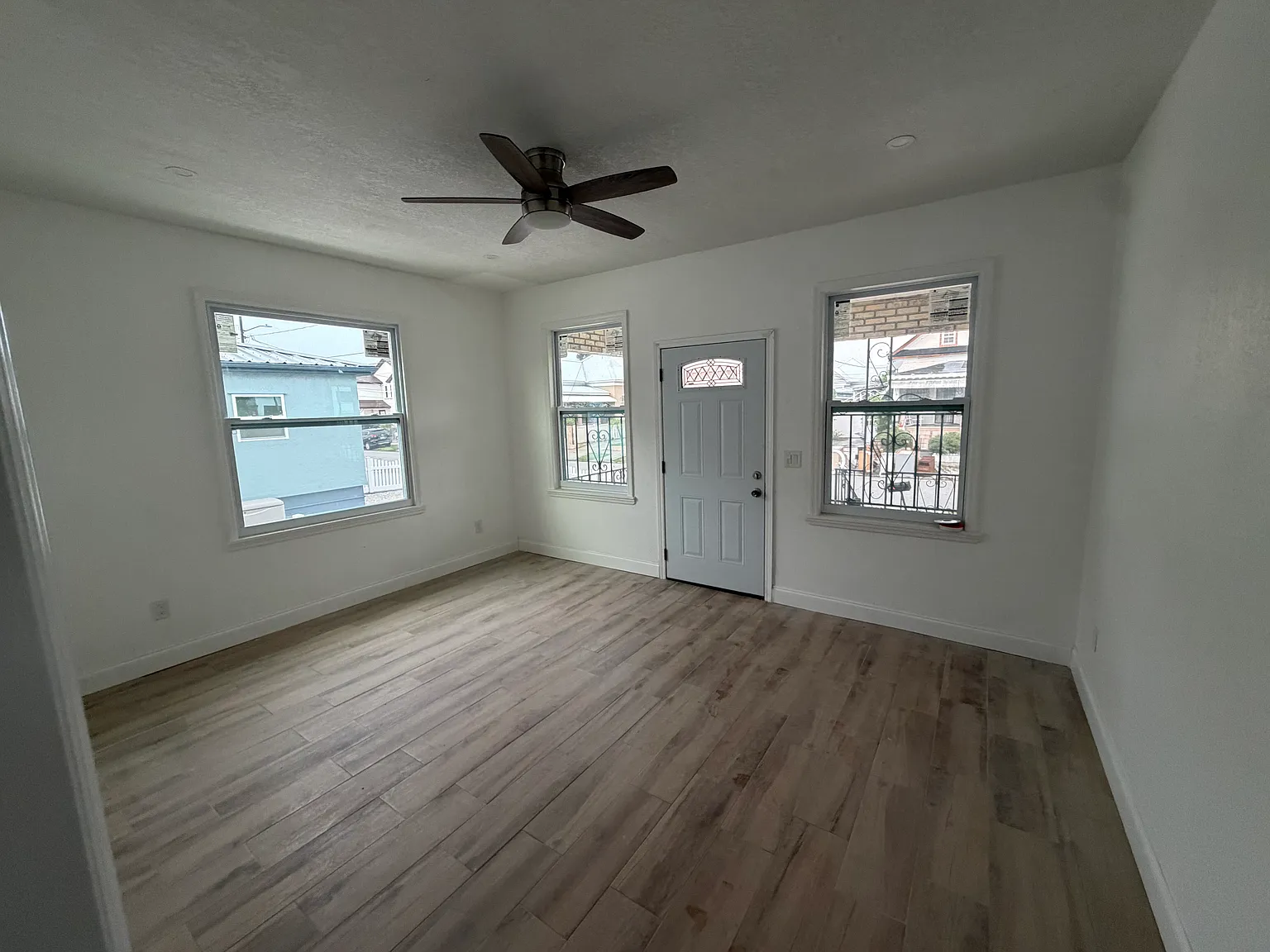 3 bed, 1377 sqft, $3,100 — Photo 2