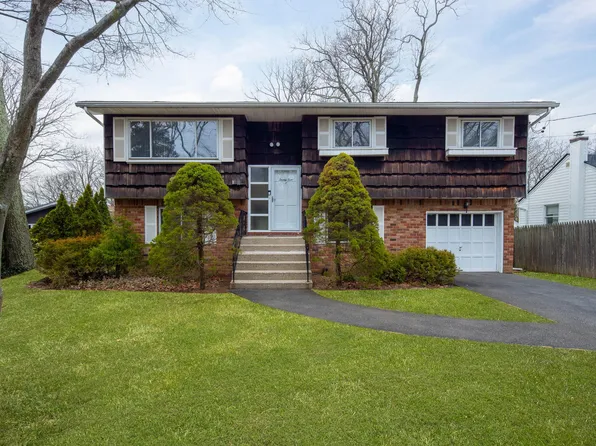 25A Winthrop Drive, Woodbury, NY 11797