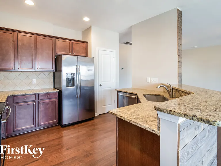 208 Longford Dr — Photo 6