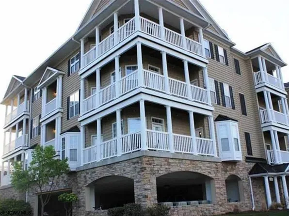1224 Suncrest Village Cir, Morgantown, WV 26505