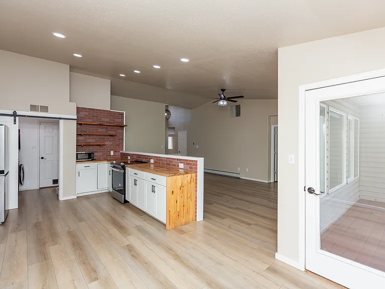 528 Park Ridge Ct — Photo 18