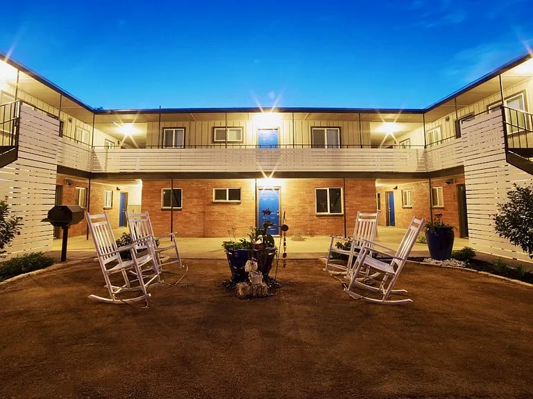 East Azul Apartments — Photo 4