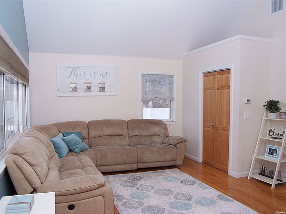 5th image of 265 Iroquois St