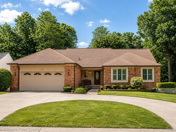 1447 Oakstone Dr, Rochester Hills, MI 48309