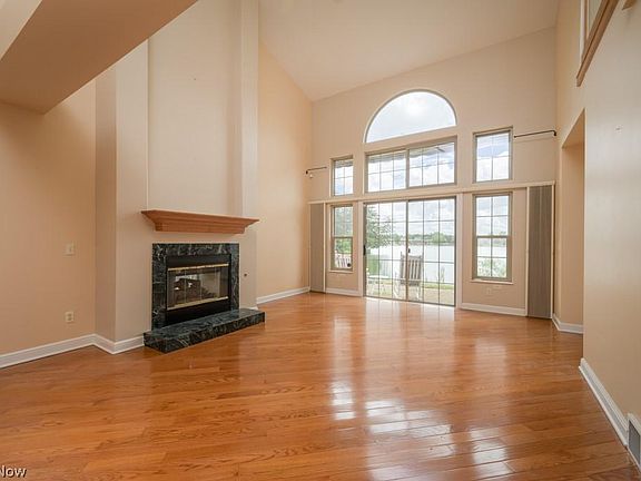 4th image of 161 Lakeshore Dr