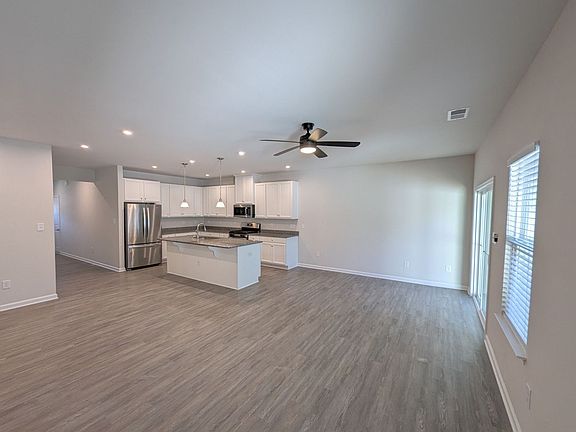 4th image of 123 Stegg St