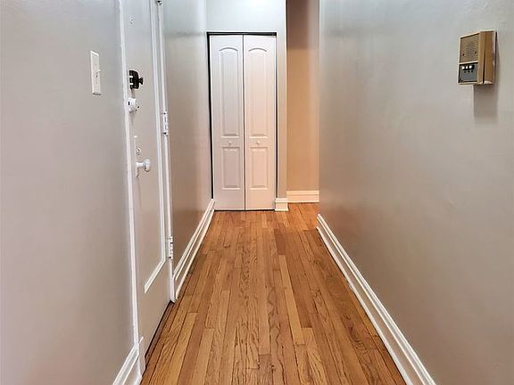 5th image of 1056 W Cornelia Ave #1