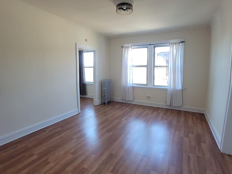 1st image of 2540 N Sawyer Ave #407