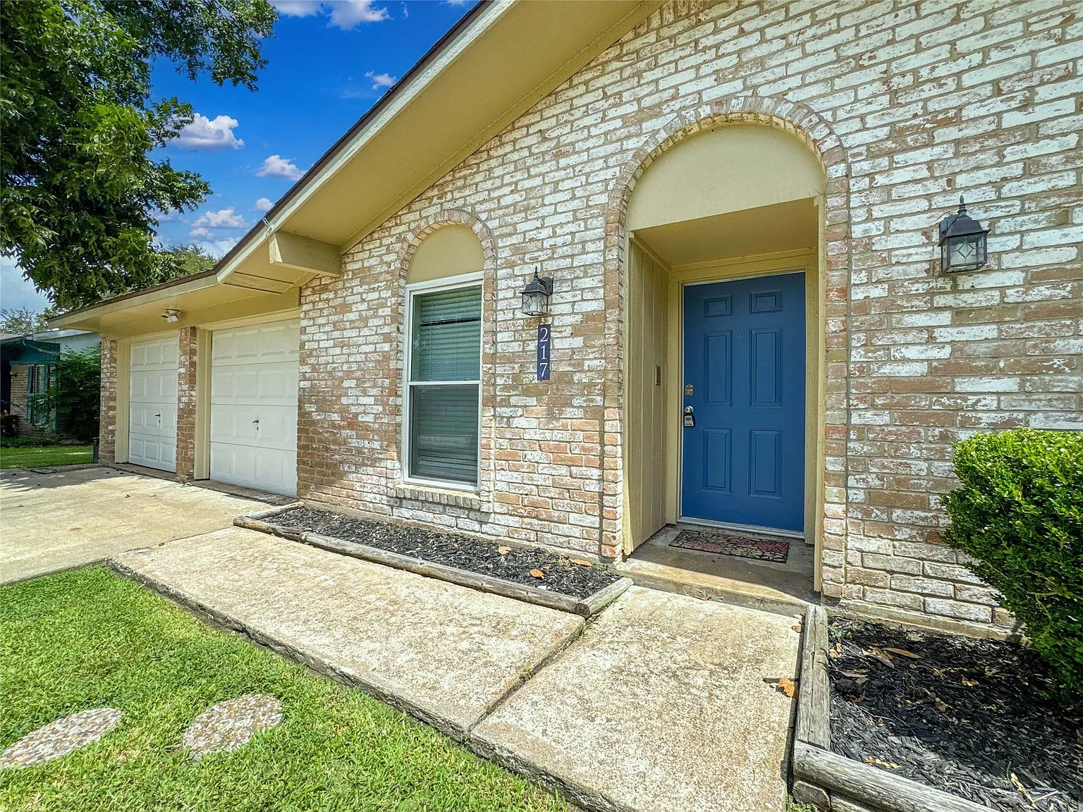 3 bed, 2.0 bath, 1279 sqft, $2,200 — Photo 4