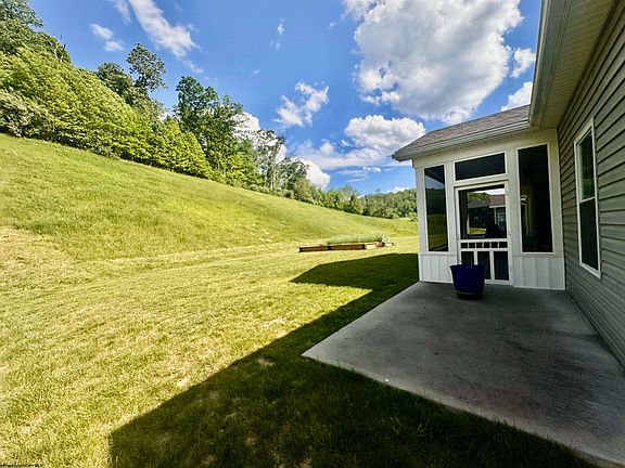 5th image of 216 Crimson Ln