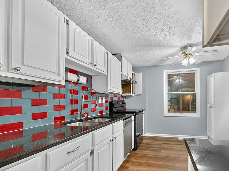 423 Doverwood Dr — Photo 10