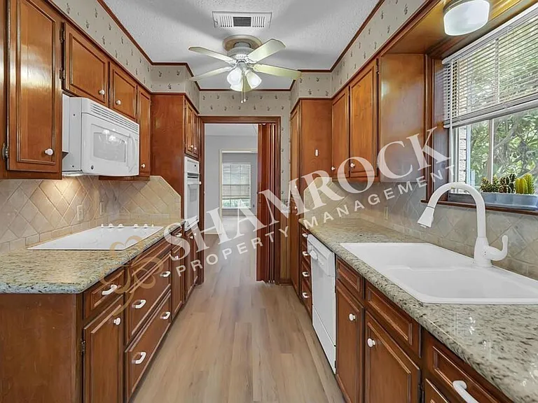 4613 Westchester Dr — Photo 12