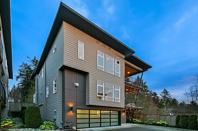 11214 NE 68th St — Photo 2